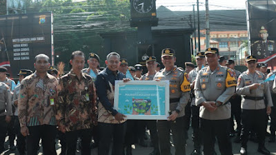 Dukung Zero Emisi, Polresta Malang Kota Terima Sertifikat Dekarbonisasi Partner dan Pohon dari Pertamina