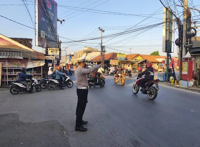 Cegah Gangguan Kamseltibcarlantas, Polsek Telukjambe Timur Laksanakan Gatur Pagi