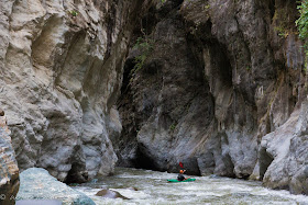 Jared Page entering the canyon, colombia, junambu, Chris Baer