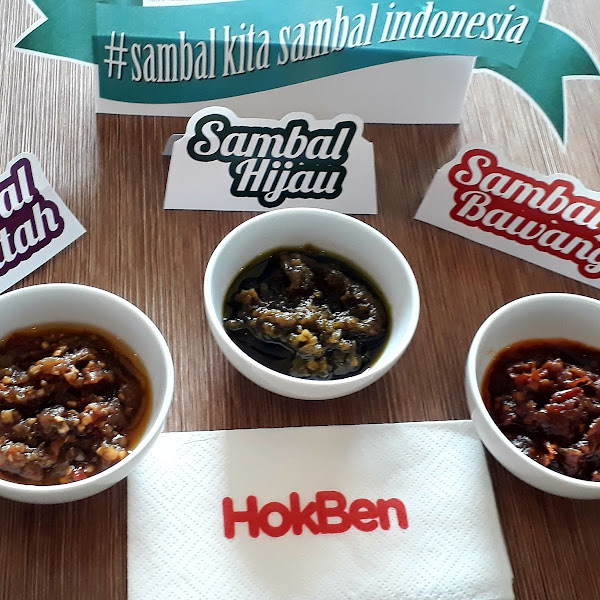 Hmmm.. Menikmati Makan HokBen Pakai Sambal Khas Indonesia