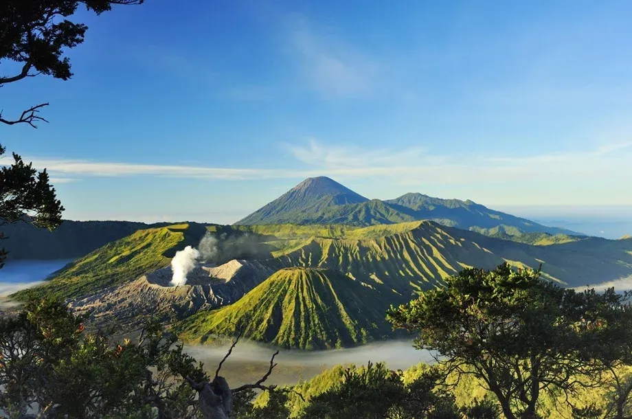 8. Bromo, Jawa Timur Keindahan Gunung Berapi
