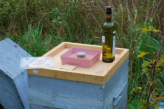 Rremplissage avec du sirop pour les abeilles