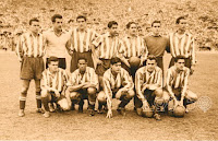 CLUB ATLÉTICO DE MADRID. Temporada 1952-53. Mencía, Montes, Tinte, Hernández, Galbis, Cayetano, Mújica. Miguel, Ben Barek, Escudero, Agustín y Callejo. CLUB ATLÉTICO DE MADRID 4 REAL ZARAGOZA C. D. 1. 19/10/1952. Campeonato de Liga de 1ª División, jornada 6. Madrid, estadio Metropolitano. GOLES: 1-0: 29’, Ben Barek. 2-0: 54’, Ben Barek. 2-1: 57’, Sarosy. 3-1: 64’, Escudero. 4-1: 66’, Escudero.