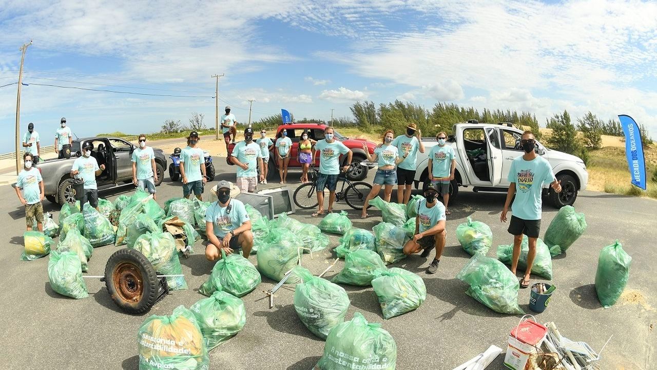 Praia de Florianópolis recebe mutirão de limpeza ‘Pague seu ingresso’