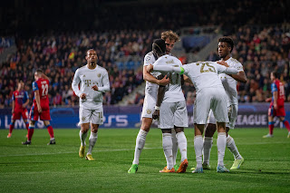 Sadio Mane celebrates go with Bayern Munich teammates against Viktoria Plzen