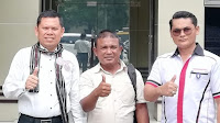 Didampingi Pengacara,  Larry Holmas Hutapea Sebagai Saksi Penemuan Bangkai Ikan Di Danau Toba