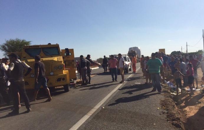 Bando fortemente armado intercepta dois carros fortes e rouba dinheiro no Sertão; fotos