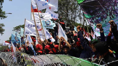 massa buruh minta bantuan gubernur indonesia