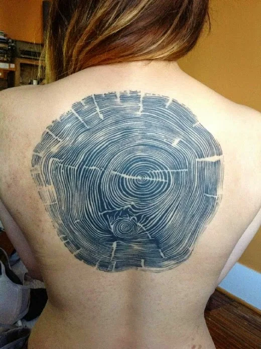 vemos a una chica que luce un tatuaje de arbol