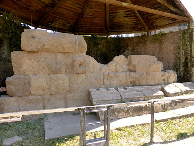 Roma-Foro romano-Tempio del Divo Giulio