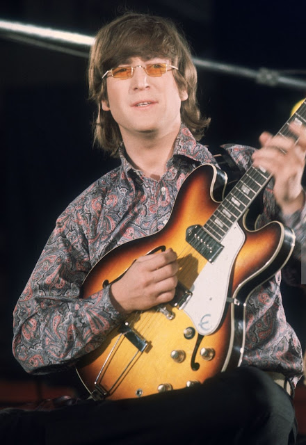 John Lennon durante la sesión de Abbey Road para grabar Paperback Writer y Rain, abril de 1966