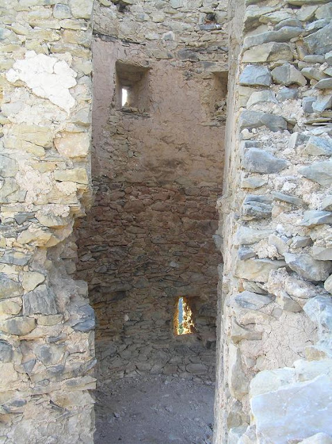 Beseit, Fortins de Cabrera, fortines de Ramón Cabrera , Beceite, ruinas, piedras, interior