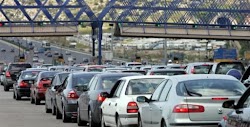 Μεγάλη κίνηση επικρατεί και στα δυο μεγάλα οδικά δίκτυα για έξοδο από την Αθήνα ενώ τα μεγαλύτερα προβλήματα εντοπίζονται στην εθνική οδό Αθ...