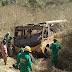 Ônibus escolar com time de futebol cai em ribanceira e deixa 3 mortos