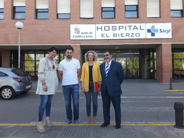 Los representantes de Ciudadanos, frente al Hospital del Bierzo, en Ponferrada (León)