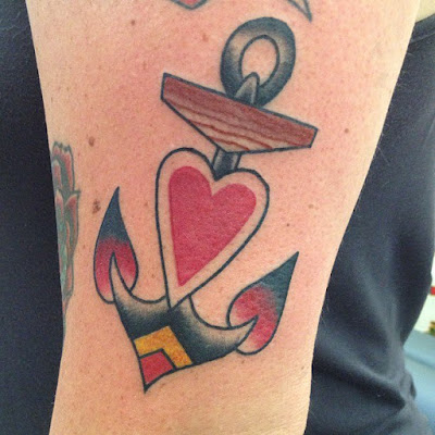 Tatuajes de anclas con corazones