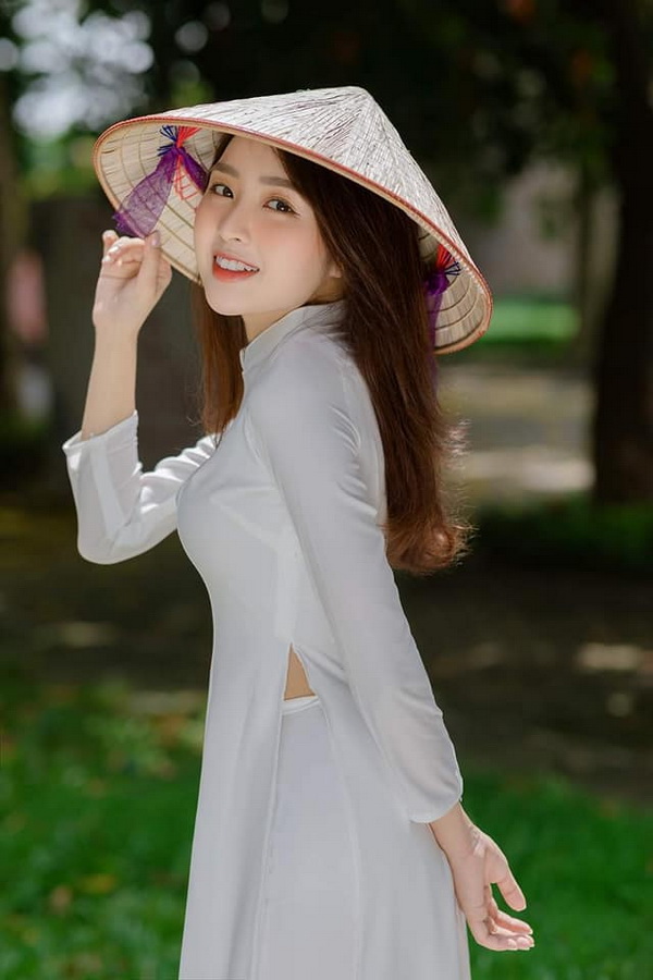Thiếu nữ áo dài trắng nón lá