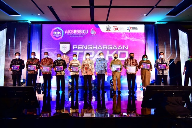 Nurdin Abdullah Serahkan Penghargaan Kepada Penerima TPAKD Sulawesi Selatan .lelemuku.com.jpg