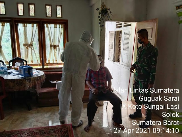 Babinsa Koramil 07 Sungai Lasi Dampingi Warga Lakukan Test Swab Covid-19