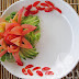 Tỉa hoa cà chua trang trí đĩa thức ăn