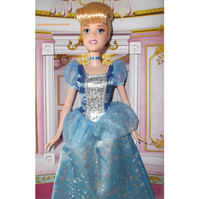 Poupée Barbie Disney : Cendrillon dans sa robe de bal d'origine.