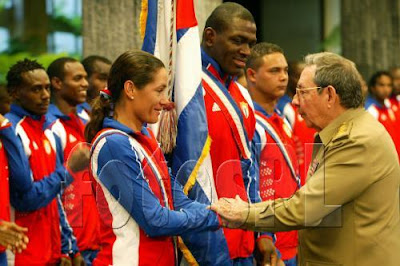 Raúl Castro saluda a la Yoanka González