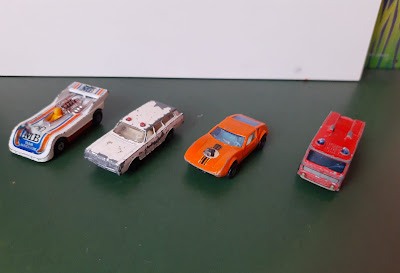 Anos 70, Miniatura de metal Matchbox 1971 (vendido  nº 65, Mercury Police Car branco R$ 25,00) ,  1969 nº 35  Merryweather fire engine faltando a escada R$ 20,00 ,  1973 nº 3 ,  Monteverdi Hai cor de laranja com portas que abrem R$ 28,00 , 1974 nº 56 Hi Tailer branco 5MB R$ 25,00 