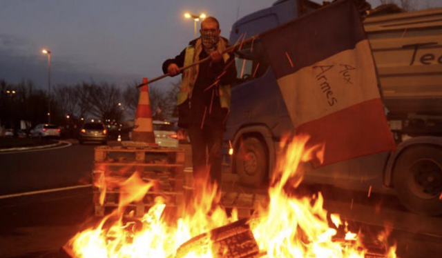 'Yellow vest' protests: cars burn and looters raid shops in Paris