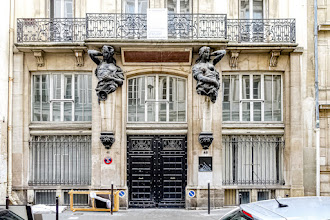 Paris : Cariatides au 48 rue des Petites Écuries, mémoire du Paris industriel, souvenir de la manufacture Ch. Prevet et des Laboratoires du Goménol - Xème