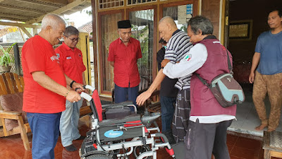 Aksi Kemanusiaan Berlanjut di Lombok Timur, Rachmat Hidayat Bantu Kursi Roda Elektrik Warna Merah untuk Pensiunan Abdi Negara