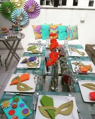 Com toda certeza,  o carnaval é sinônimo de alegria, de muita cor e de festa. Que tal cair na folia com a família decorando uma mesa festiva e toda colorida.