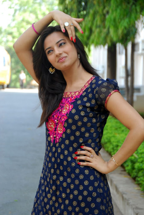 isha chawla in chudithar unseen pics