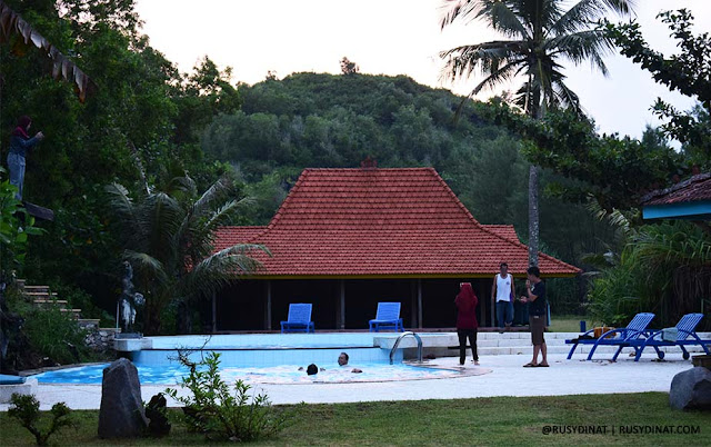 Suasana Kolam Renang di Desa Limasan Retreat