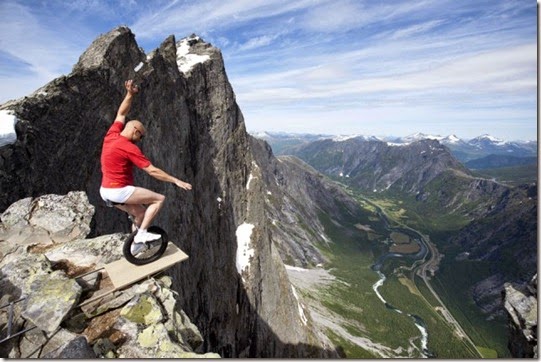 balancing-on-the-edge-of-1000ft-cliff-in-norway-640x426