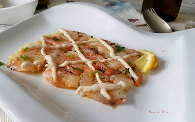 Carpaccio de langostinos con puré de bacon ahumado y vinagreta de Móden