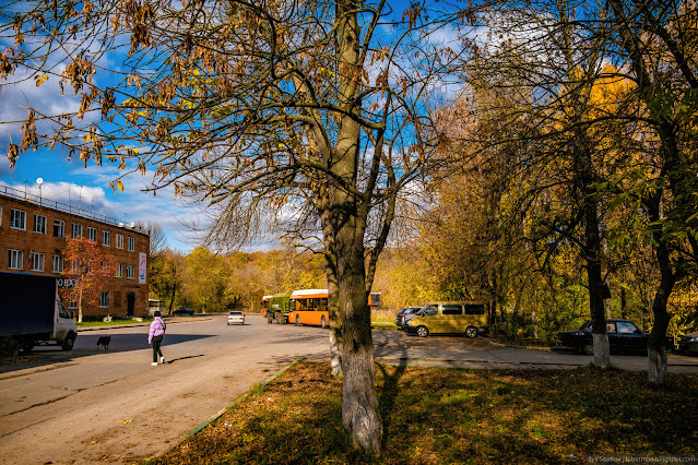 Площадь с припаркованным автобусом