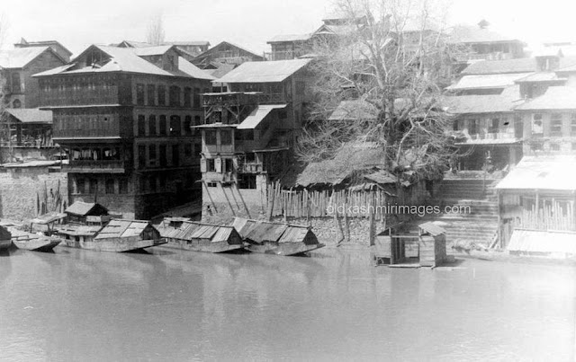 1964 Bath houses on the river Jhelum, Kashmir