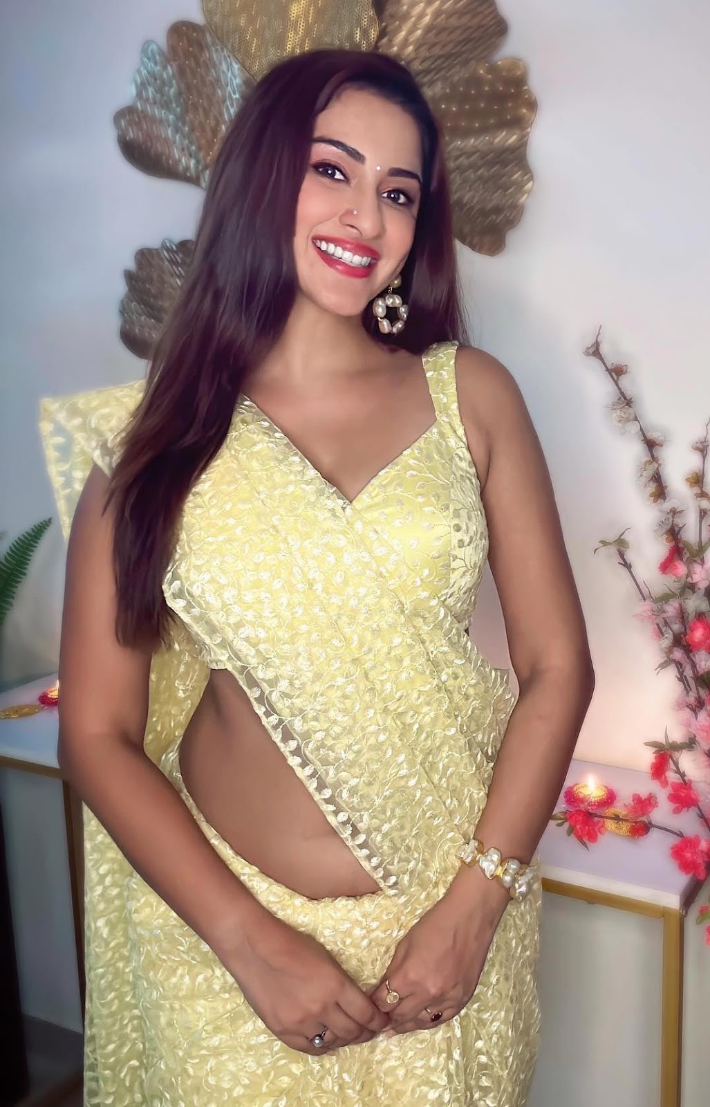 Esshanya Maheshwari navel yellow saree diwali photos