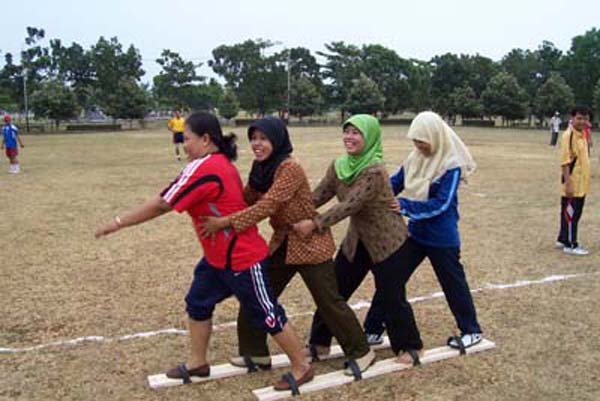 Tubbies Learning Centre Permainan Bakiak Race