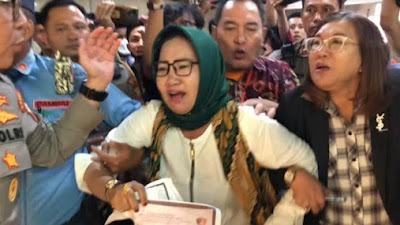 Ibu Histeris Ketika Rapat DPR Dengan Kapolri, LQ Indonesia Lawfirm Tidak Heran Kasus Investasi Bodong Di Polda Metro Jaya Diduga Mandek Semua 
