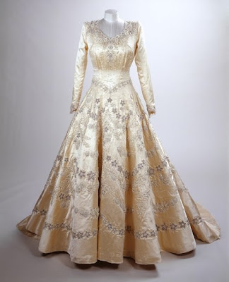 queen elizabeth wedding dresses. Elizabeth#39;s gown (above)and