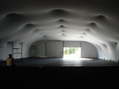 Malha tensionada em revestimento de tenda e tunel para eventos corporativos congressos e feiras