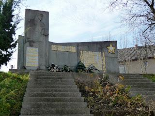 Голубиное. Свалявский р-н, Закарпатская обл. Памятный знак воинам-односельчанам