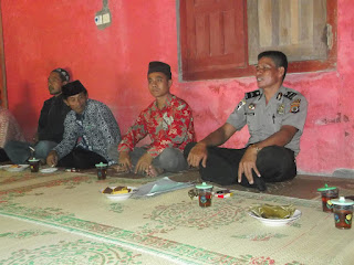 Bhabinkamtibmas Sendangsari Hadiri Pertemuan Linmas Desa Sendangsari