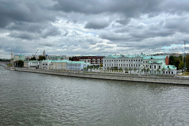 вид с Большого Каменного моста, Москва-река, Софийская набережная, строящийся жилой комплекс The Residences Mandarin Oriental