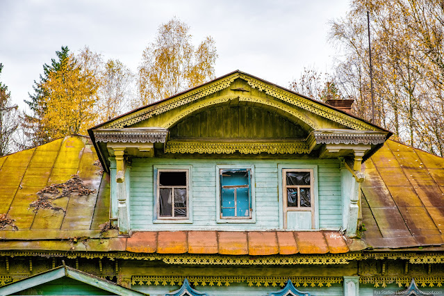 Деревянная резьба у чердачного окна