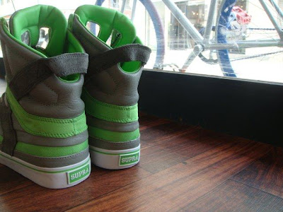 SUPRA（スープラ）SKYTOP2 GREY/LIME スニーカー バックアングル