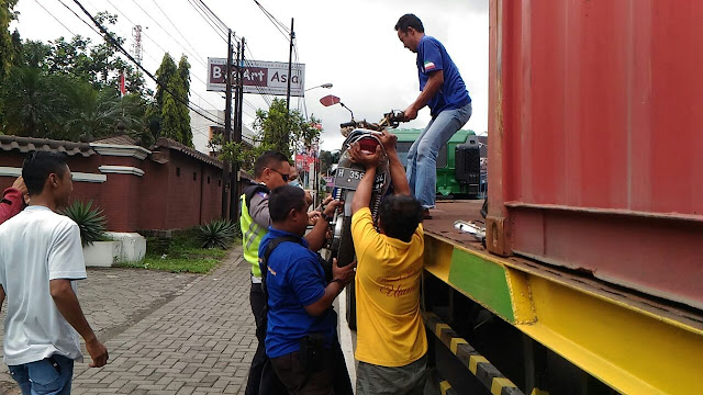 Breaking News: Hindari Mobil Satpol PP, Pengendara Motor Tewas Terlindas Kontainer