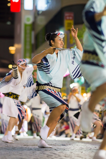 三鷹阿波踊り 国分寺連の女性の男踊り うちわ