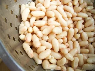 cannelini beans in a colander.